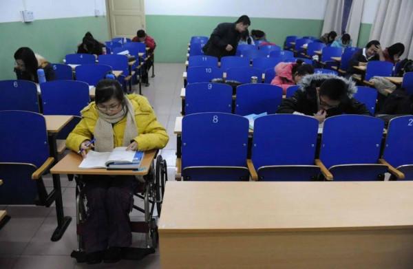 母親徒步三千里，肩背手推兩個癱瘓女兒尋醫，走了整整五年去北京