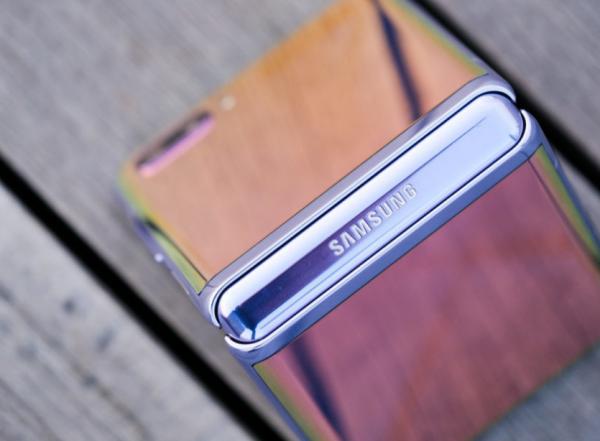 第一次購買摺疊屏手機，等了很久，終於在flip 3這一代下手了