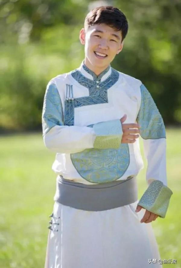 傲日其愣:從被校長羞辱的差生,逆襲到《星光大道》的年度總冠軍 傲日其愣:從被校長羞辱的差生,逆襲到《星光大道》的年度總冠軍