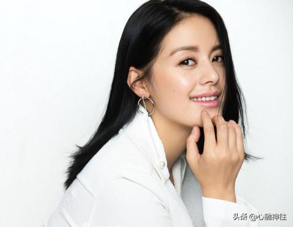 實力演員王力可身穿白色西服領風衣搭配白色闊腿褲，清新簡約