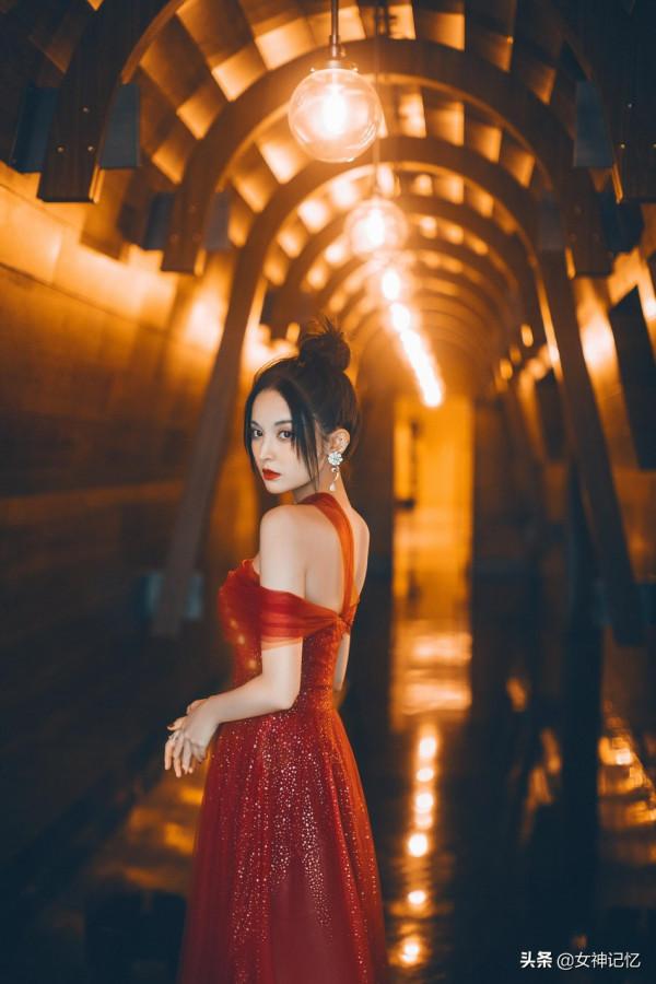 古力娜扎穿一襲紅色紗裙,嫵媚動人 古力娜扎穿一襲紅色紗裙,嫵媚動人