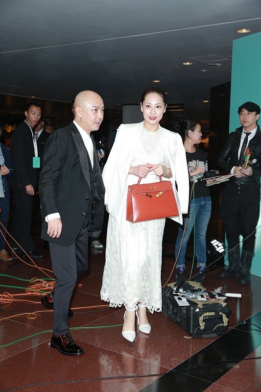 張衛健帶著老婆出門，張茜的穿搭是很優雅的，帶出門真有面子