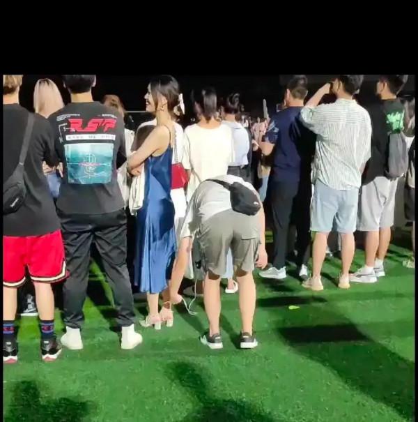 大學生報到當天獲贈“一日遊”及“銀手銬”