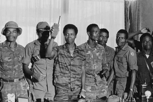 非洲殘暴獨裁者多伊，靠武力奪得政權，最後死得比薩達姆還慘