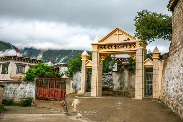這是西藏唯一的天主教堂,當地80%村民信奉天主教,喜歡喝葡萄酒 這是西藏唯一的天主教堂,當地80%村民信奉天主教,喜歡喝葡萄酒