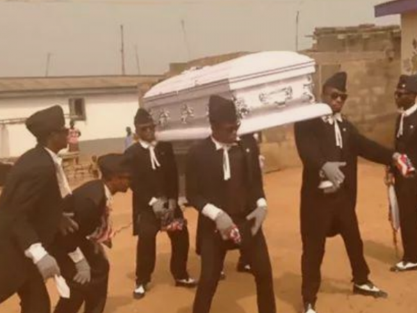 各地風俗大賞：迦納特色喪葬服務，黑人抬棺，一場下來竟要十萬