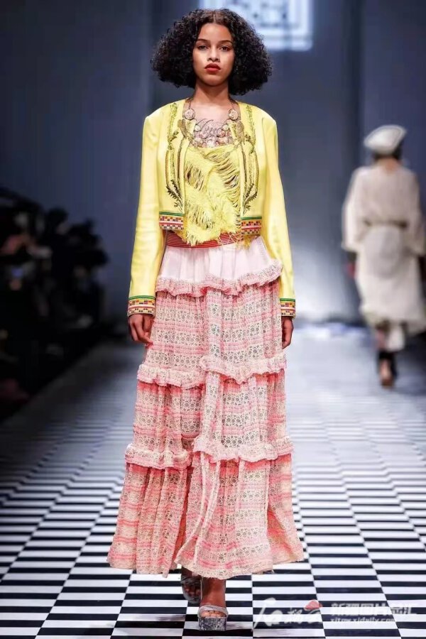 非遺故事丨以繡為“媒”哈密繡娘登上國際秀臺 非遺故事丨以繡為“媒”哈密繡娘登上國際秀臺