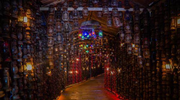 從前有座山，叫虎山；山裡有條溝，叫金葫蘆溝：溝旁有個洞叫？