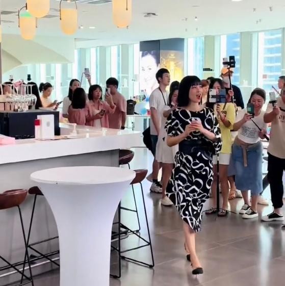 張庭終於剪掉十年長髮,bob短髮配印花裙洋氣減齡,51歲嫩成21歲 張庭終於剪掉十年長髮,bob短髮配印花裙洋氣減齡,51歲嫩成21歲