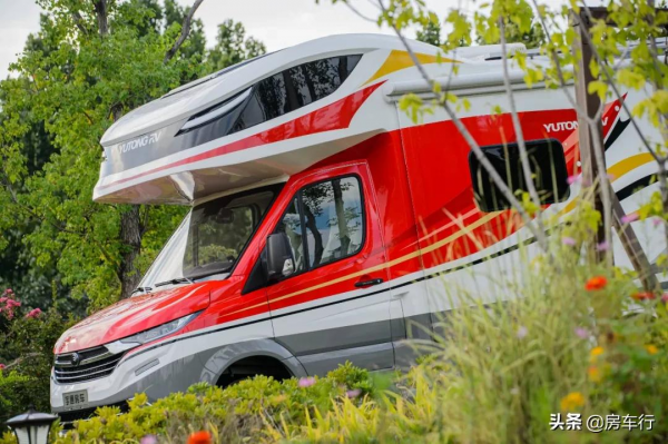 宇通新車重磅釋出：廊橋式線條，臉譜式配色，內有星空頂
