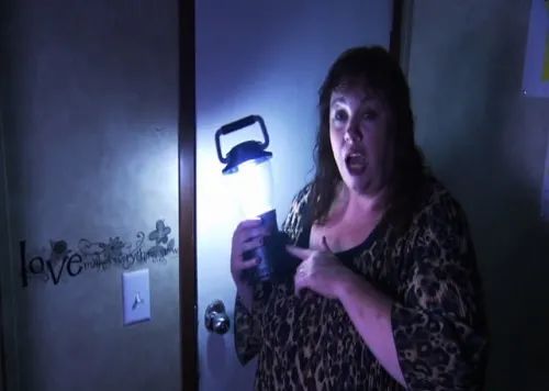 為省錢，一家四口人用報紙當廁紙，不開電燈，重複使用洗澡水