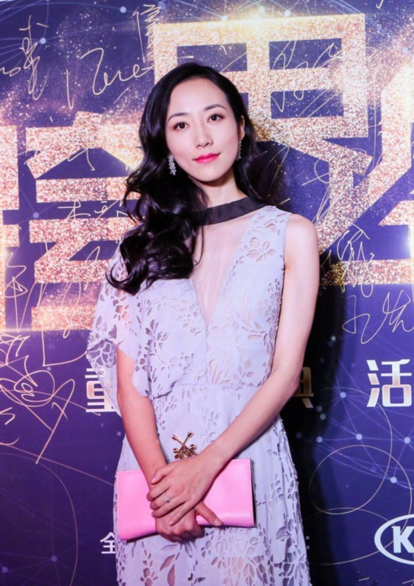 韓雪越來越大膽,一襲“剪紙裙”走紅毯,穿出滿滿格調與高階感 韓雪越來越大膽,一襲“剪紙裙”走紅毯,穿出滿滿格調與高階感