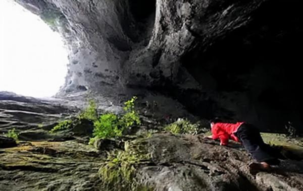 貴州背屍人：徒手將棺材背上懸崖，三天不吃不睡，峭壁上全是棺材