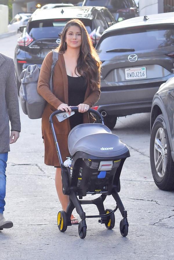 前美國小姐妮婭-桑切斯與丈夫推嬰兒車散步 美麗依舊