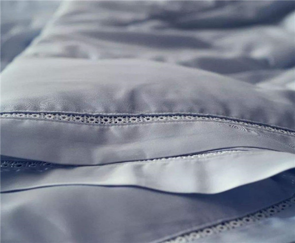 睡覺時，被子總是&OpenCurlyDoubleQuote;跑偏&rdquo;？教你1招，不用針縫，快速固定還保暖