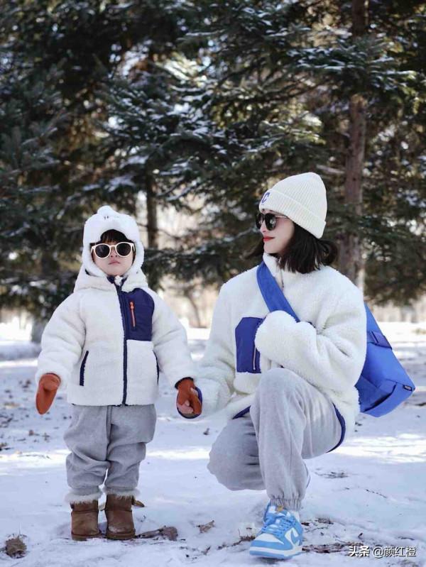 冬天穿搭沒思路？試試“白+藍”，溫柔減齡不挑膚色，誰穿都好看