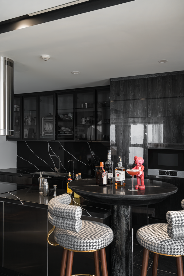 90後小姐姐的“黑色高階生活”：一人獨居頂層複式，很酷又有遠見