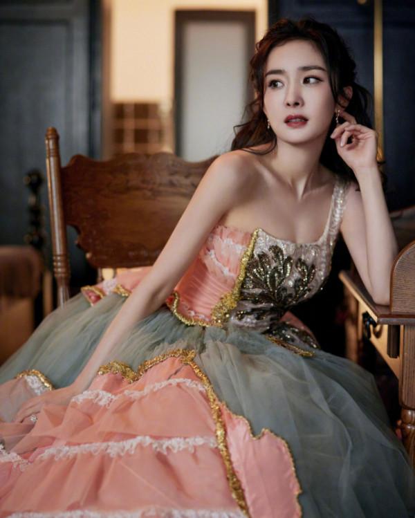 跨年造型太火爆！楊冪罕走公主風變華麗不少，鍾楚曦港風造型太絕