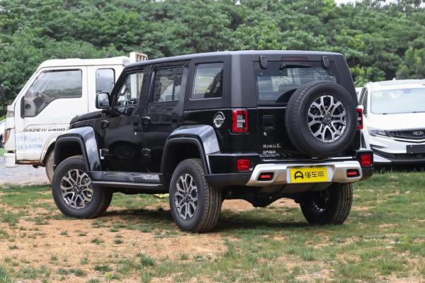 坦克300靜態對比北京BJ40，來看看硬派越野“靜”下來的另一面