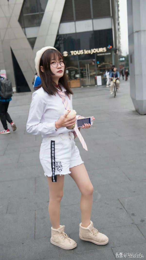 襯衫、短褲是常見的單品，冬天這樣搭配，時髦洋氣充滿青春活力