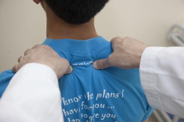 醫生提示：平日裡做好這2點，或能有效緩解肩膀痠痛的症狀