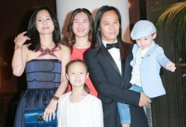 草蜢組合蔡一智為繼女慶生，緊摟對方表現親密，沒血緣卻視如己出