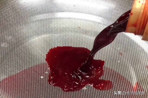 冬季做血豆腐不如做它，灌上餡一煮一切，皮軟肉嫩，比血豆腐好吃