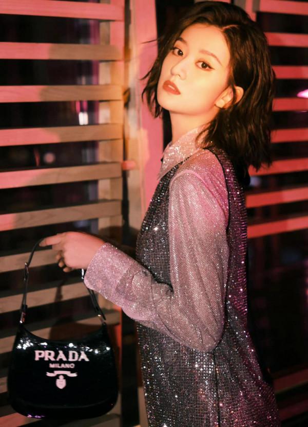 喬欣燈光大片,好酷的臉型,短髮看著特別有魅力 喬欣燈光大片,好酷的臉型,短髮看著特別有魅力