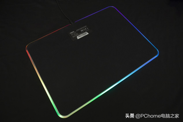 自帶炫酷燈效支援無線充電 雷柏V10 RGB滑鼠墊評測