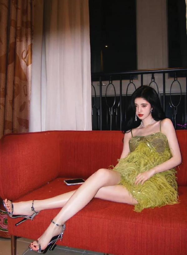 鞠婧禕，綠色吊帶草裙，你若盛開，清風自來