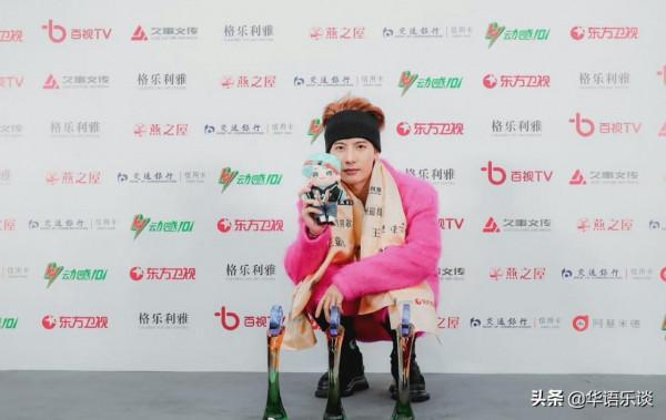 人均3座獎盃,現場無觀眾無頒獎人,這場“分豬肉”晚會有點冷 人均3座獎盃,現場無觀眾無頒獎人,這場“分豬肉”晚會有點冷