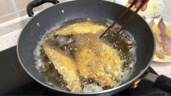 炸魚時，有人用澱粉，有人用麵粉？其實都不對！大廚教你正確做法
