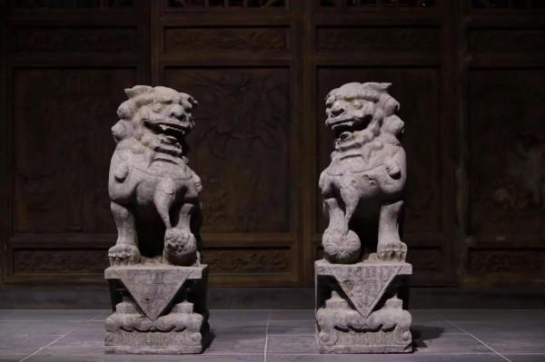 喜獅，此獅形態逼真，威武雄壯，霸氣十足，蹲坐側頭，毛髮起卷