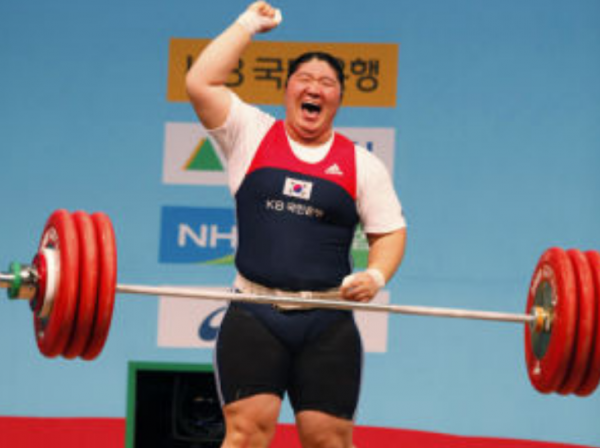 舉重冠軍唐功紅:因75公斤體重被嘲笑,退役後嫁帥老公,婚姻幸福 舉重冠軍唐功紅:因75公斤體重被嘲笑,退役後嫁帥老公,婚姻幸福