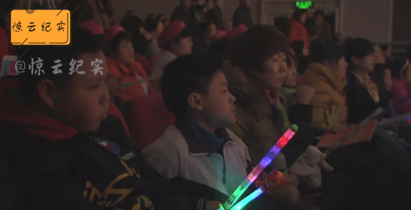 13歲農村娃放棄學業甘當人梯,供哥哥唸書,楊冪感動落淚幫圓夢 13歲農村娃放棄學業甘當人梯,供哥哥唸書,楊冪感動落淚幫圓夢