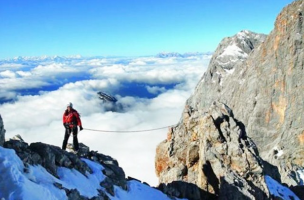 1998年，一對夫妻登珠峰，妻子不幸倒下被棄，絕望大喊：別拋棄我