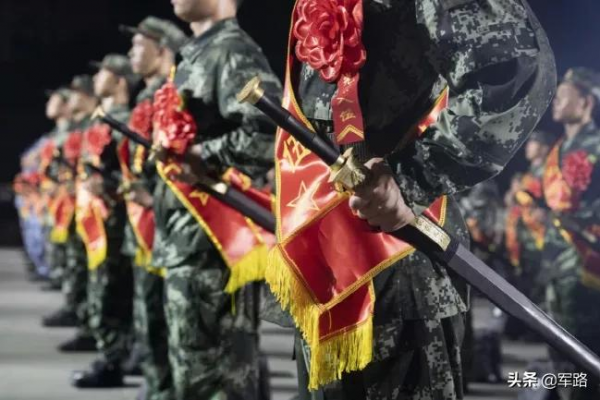 持劍上崗?這樣的操作簡直帥炸了 持劍上崗?這樣的操作簡直帥炸了