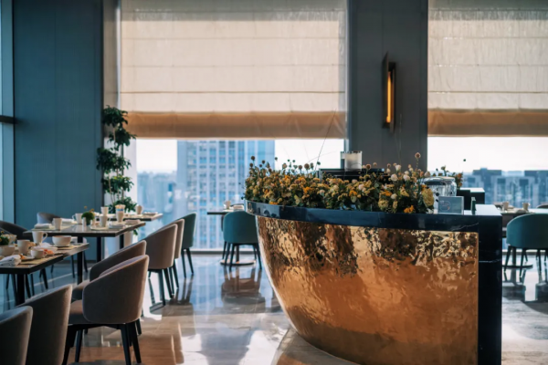 住進愛馬仕橙的房間，躺在高空看海景