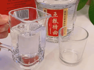 每逢佳節必喝酒,感情都在酒裡頭。自飲送禮三款五糧濃香產品推薦 每逢佳節必喝酒,感情都在酒裡頭。自飲送禮三款五糧濃香產品推薦