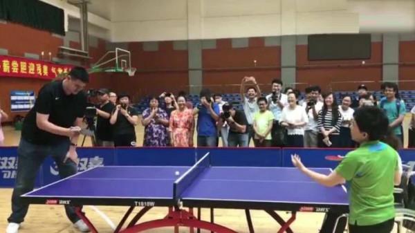 人在屋簷下不得不低頭，為什麼打乒乓球非得蹲下去降重心的道理