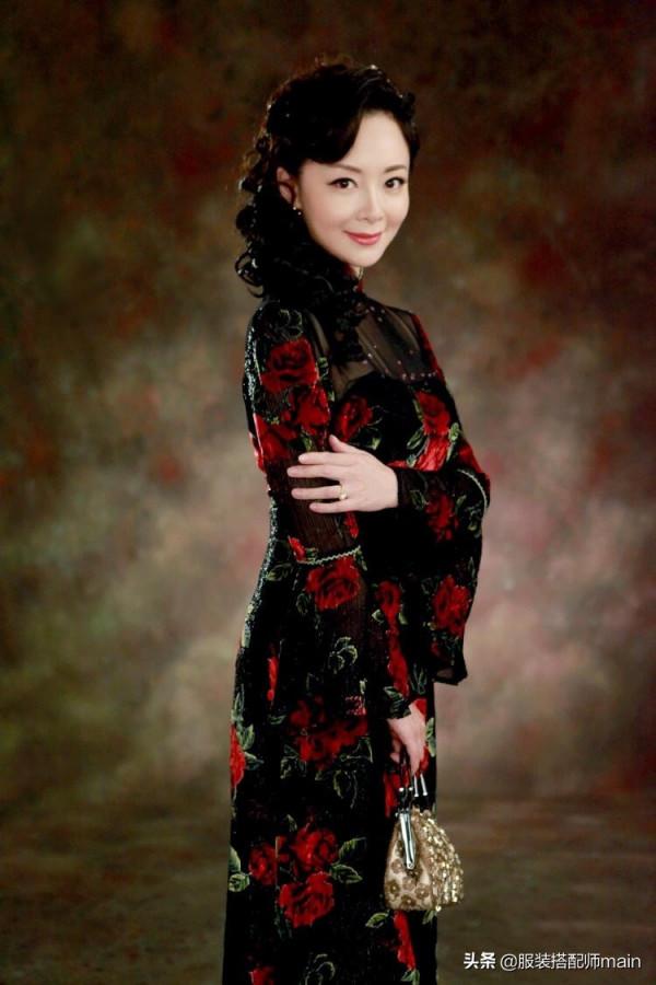 昔日上戲班花，演過迪麗熱巴、羅晉的母親，父親更是國家一級演員