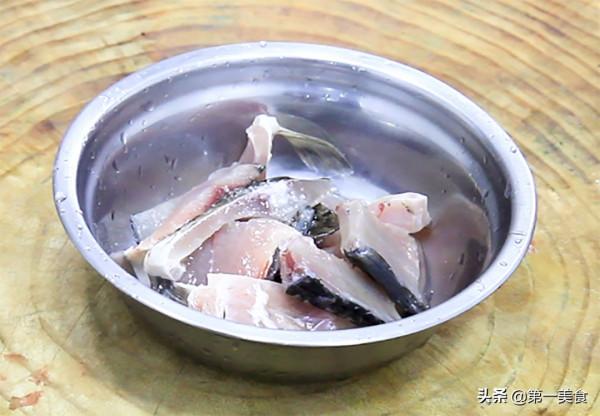 魚塊不只有紅燒，還有香辣做法，廚師長分享做法和技巧，外酥裡嫩