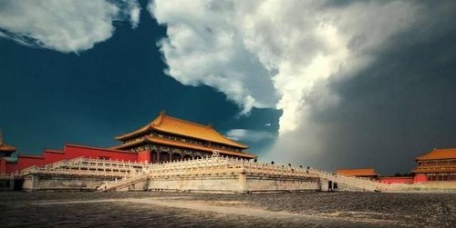 李白很經典的一首詩，短短28字遙寄王昌齡，最後兩句浪漫且深情