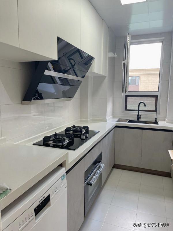 她家花了20萬裝修，全屋網紅灰，漂亮又耐髒，木匠打櫃子也很滿意