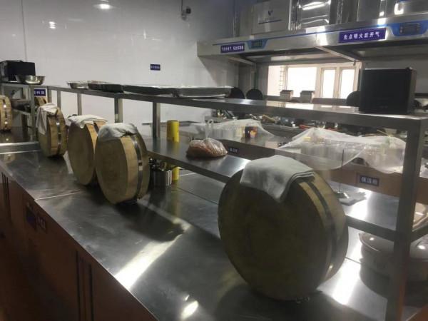 國慶節，4個人酒店聚餐，9道菜花費700元，朋友說：這菜值這個價