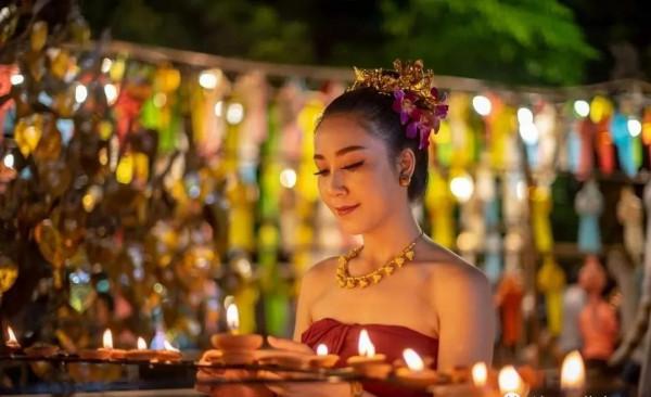 《沒有外國遊客的泰國水燈節，是什麼樣的？》