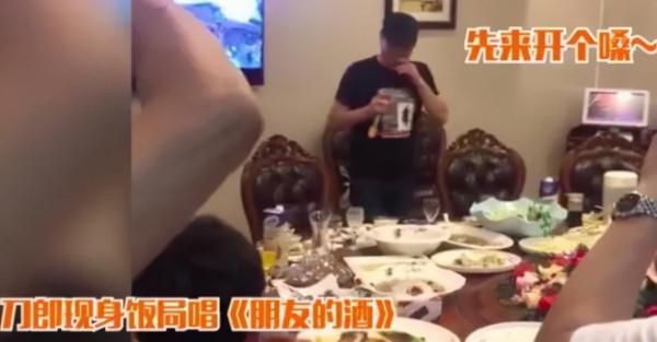 過氣歌手的窘況：縣城商演、被嘲“過氣老狗”，一地的尷尬與心酸