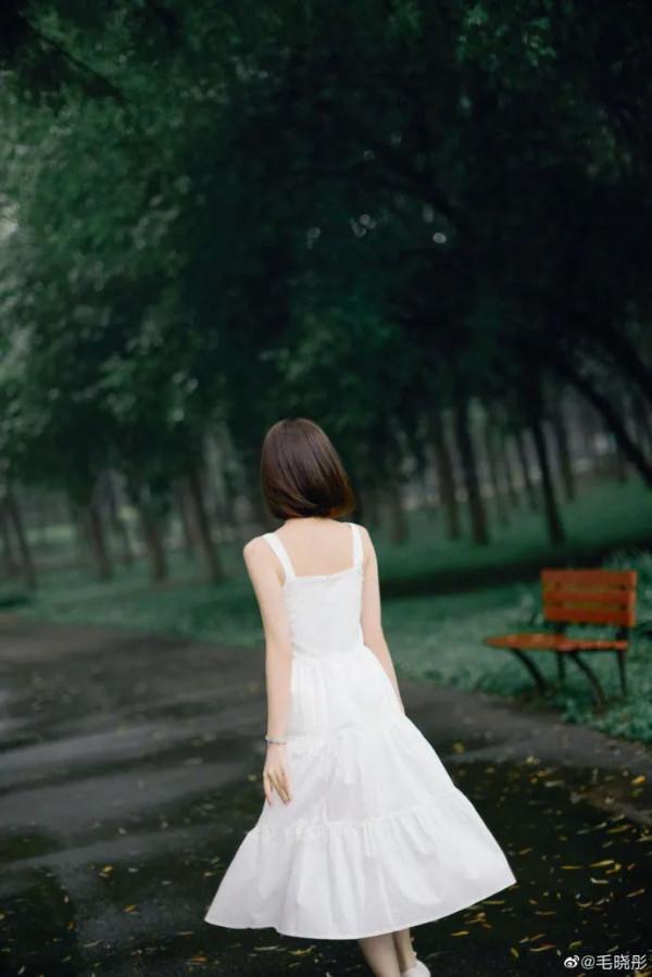毛曉彤穿白裙恍如國民初戀美呆了！雪膚玉貌太清麗脫俗