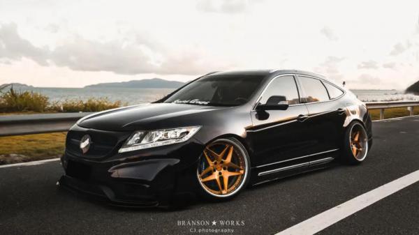 明明長著一張賓士C63的前臉,還說自己是一輛本田? 明明長著一張賓士C63的前臉,還說自己是一輛本田?