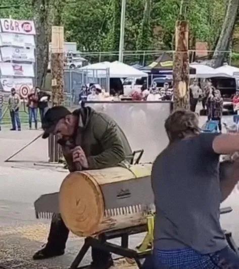 梳子鋸就是比三角鋸厲害，一個人幾下就把大圓木鋸斷